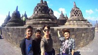 Shane & teman dari Jogya saat mengunjungi Candi Borobudur