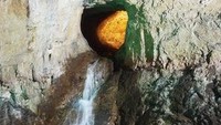 Mata air yang keluar dari bebatuan gua (sumber: cnngo.com)