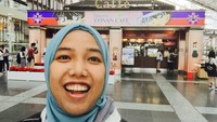 Penulis di depan Conan Cafe