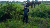 Seorang pria sedang mengabadikan momen