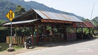 Warung di Jalan Padang-Painan Km 44