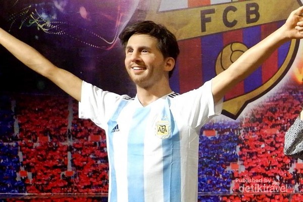 Traveler bisa berfoto bersama Lionel Messi
