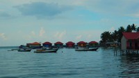 rumah panggung warna-warni