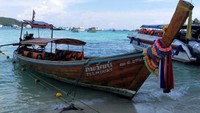 LONG TAIL BOAT. SALAH SATU TRANSPORTASI YANG DAPAT DIGUNAKAN MENUJU PHI PHI ISLAND. TAPI JANGAN BANDINGKAN KECEPATANNYA DENGAN SPEEDBOAT/ FERI BOAT KARENA LONG TAIL BOAT BERJALAN PELAN