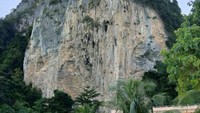 PENAMPAKAN BATU KARANG KAPUR DARI DEKAT. RAKSASA INILAH YANG MENGELILINGI PHI PHI ISLAND SEHINGGA TERLIHAT INDAH