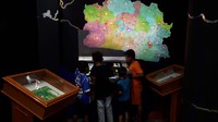 Monitor layar sentuh yang berisi tokoh-tokoh dari berbagai daerah di Jawa Barat. Selain itu, ada juga permainan puzzle menyusun kabupaten dan kota Jawa Barat