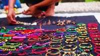 Beragam pernak-pernik gelang karya Dodi