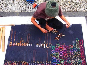 Bertemu Pembuat Aksesoris Kayu di Taman Suropati