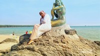 Berfoto bersama The Golden Mermaid