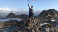 Mengibarkan bendera Indonesia di Pulau Padar