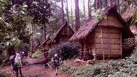 Leuit (lumbung padi) dalam perjalanan ke Baduy Dalam