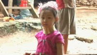 Anak kecil suku Karen dengan kalung dari kuningan