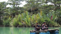 Menyeberangi sungai, seru!