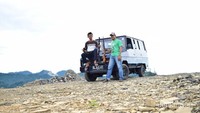 Istirahat sejenak di atas bukit di Kawasan Lhoknga