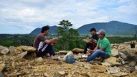 Istirahat menikmati bekal bawaan