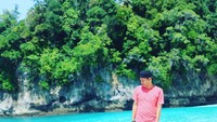 Saya di pulau Mincau dengan laut serta tebingnya yang masih bersih dan alami