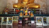 Patung Budha di dalam salah satu candi