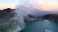 Suasana pagi di atas Kawah Ijen