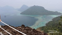 Pemandangan dari puncak tertinggi Pulau Bohey Dulang. sayang sekali saat itu kabut asap.
