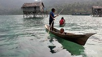 Perkampungan diatas air Suku Bajau laut di kompleks Taman Nasional Tun Sakaran.
