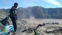 Hampir mencapai puncak Bromo dengan latar Pura Ponten di kejauhan