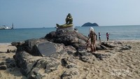 Pantai Samila menyuguhkan keindahan alam di Songkhla