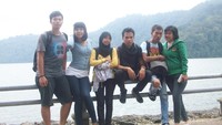Kami berpose di depan Danau Lau Kawar