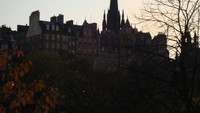 Bangunan di tepi bukit Edinburgh