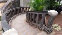 Tangga menuju ruang bawah tanah makam O.G Khouw