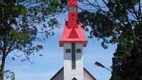 Makamnya berada di belakang gereja