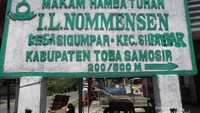 Penunjuk jalan menuju makam