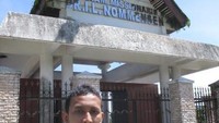 Berfoto di depan makam Nomensen