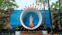 Patung Bunda Maria yang merupakan pelindung dari taman doa ini.
