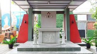 Altar disamping Patung Bunda Maria tempat persembahan Misa Kudus.