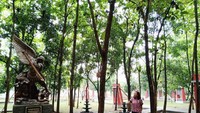 Patung Santo Mikael di tengah areal stasi Jalan Salib besar ditengah kebun jati yang menjulang tinggi.