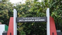 Ketenangan mulai dirasakan saat memasuki pintu gerbang Taman Rohani Jati Segara Wening.
