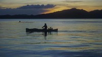 Nelayan menyauh Dayung Menuju Pulau Gili