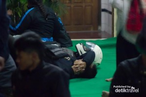 Biar Aman, Tidur Pakai Helm!