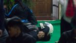 Biar Aman, Tidur Pakai Helm!