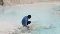 Kolam biru yang mengandung partikel bekas penambangan.