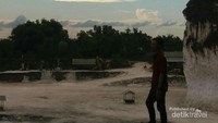 Bukit dan jalan yang berwarna putih.