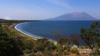 Garis pantai sebelah utara Bima dengan latar Gunung Sangiang