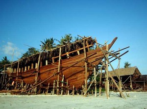 Bingkai Makna dan Tradisi dalam Kerajinan Perahu Pinisi