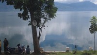 Wisatawan yang sedang menikmati Danau SIngkarak (Afif/detikTravel)