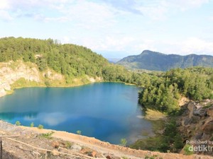 Birunya Danau Tomosu Untuk Liburan ke Sumbar
