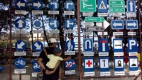 Belajar sambil bermain rambu-rambu lalu lintas di RPTRA Tanjung Elang Berseri.