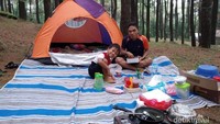 Makan dan camping bareng.