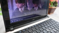 Membunuh waktu dengan menonton film dan series kesukaan