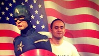 Berfoto dengan Captain America alias Chris Evans