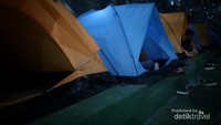 Jajaran tenda, sebagai tempat makan ala camping di travelmie